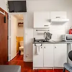 Studette A Cote De La Mer Et La Promenade