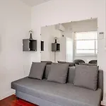 Studette A Cote De La Mer Et La Promenade