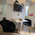 Cozy Studio, Balcony & Ac, Heart Of Apartment *