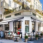 Studette A Cote De La Mer Et La Promenade