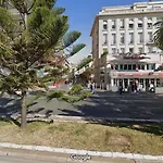 Studette A Cote De La Mer Et La Promenade