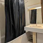 F2 A 50 M De La Apartment *