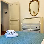 Riviera: Spacious Old Town Near Apartment