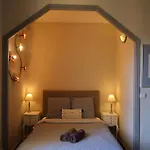 Apartment Charming Overlooking A Beautiful Garden