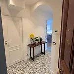 Bright, Spacious 2 Bedroom Apartment, Walk To Beach & Old Town