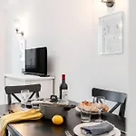 Apartment Center 2 Min Walk To Quiet Sunny Balcony