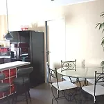 Les Pieds Dans L\'Eau