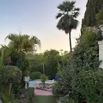 Studio indépendant en villa Calme, Jardins et Piscine à 5 min de la Mer