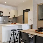 Massena Street - Quiet 2 Bdr & Balcony