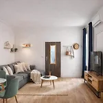 Apartment Carre Or Avec Balcon