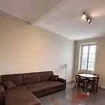 Renovated 2-room Sleeps 4 Tram And Shops Nearby * Nice