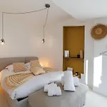 Charming Ultra Central 1 Bdr