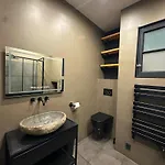 Renovated 2-Room Apartment Sleeps 4 Tram And Shops Nearby