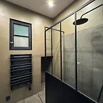 Renovated 2-Room Apartment Sleeps 4 Tram And Shops Nearby