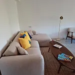 Apartment Elegant And Comfortable 3 Room, & Transport Within Walking Distance