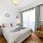 Terrasse Ensoleillee Sur Les Toits De Nice