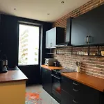 Apartment Renovated 2-room Sleeps 4 Tram And Shops Nearby Nice