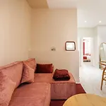 Ambiance Douce Et Elegante A Liberation Apartment