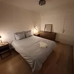 Elegant And Comfortable 3 Room, & Transport Within Walking Distance Apartment