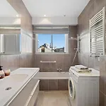 Terrasse Ensoleillee Sur Les Toits De Nice