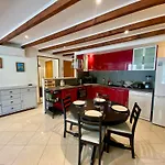 Apartment T4 Centre - Close To Shops, Wi-fi, Ac Nice