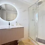 Apartment Chic Avec Balcon Carre D Or