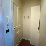 Renovated 2-room Sleeps 4 Tram And Shops Nearby Apartment