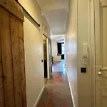 Renovated 2-room Sleeps 4 Tram And Shops Nearby