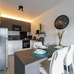 Superbe 2 Pieces - Piscine Et Garage Apartment