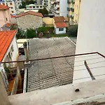 Renovated 2-room Sleeps 4 Tram And Shops Nearby Apartment