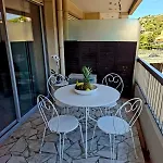 Apartment Elegant And Comfortable 3 Room, & Transport Within Walking Distance *