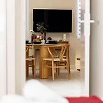 Ambiance Douce Et Elegante A Liberation Apartment