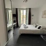 Studio Central Avec Balcon- Plage - Tram - Aeroport