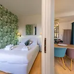 06a3 - Lovely In The Heart Of Old Apartment
