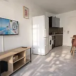 La Vague Azureenne, Proche Du Port