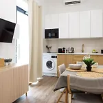 Wehost D2 - Smart & Chic Loft, 3 Mins To Beaches