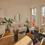 Bright Artist's On Hills Apartment