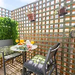 Cozy Close To Train Station Apartment *