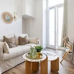 Wehost D4 - La Chic Cour 2 People Near Sea