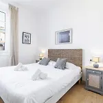 Wide & Central 3 Bdr - Ac & Balcony