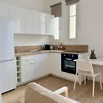 Avec Balcon - Centre-ville & A 2 Min Apartment *