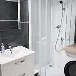 Cozy - 2 Min Walk From Apartment