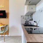 City Center - Charming Studio - 2 Mn Station Train