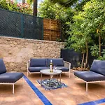 The With The Garden Apartment