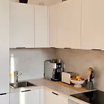 Bright Artist's On Hills Apartment *