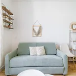 Charming Center 402 *