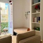 Avec Balcon - Centre-ville & A 2 Min Apartment *