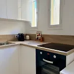 Avec Balcon - Centre-ville & A 2 Min Apartment *