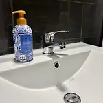 Cozy Apartment - 2 Min Walk From Beach