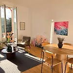 Bright Artist's On Hills Apartment